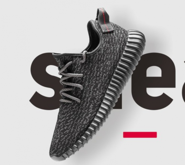 Sneaker dengan Logo Brand yang Daring